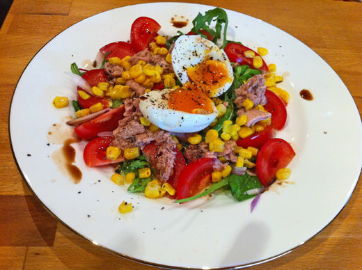 Como preparar uma salada de legumes com atum e ovo?