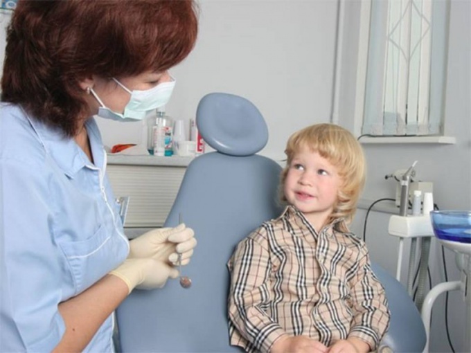 Como em crianças, os dentes de bebê mudam para indígenas