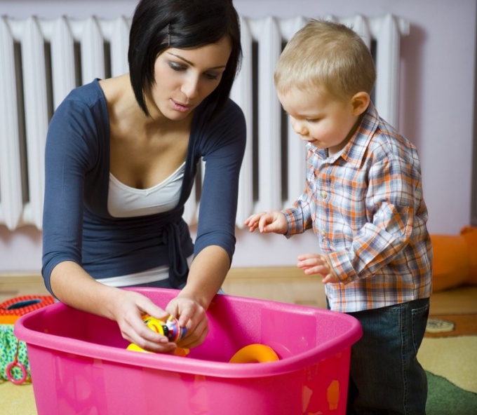 Como ensinar uma criança a recolher brinquedos