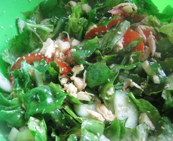 Salada americana com espinafre e peru