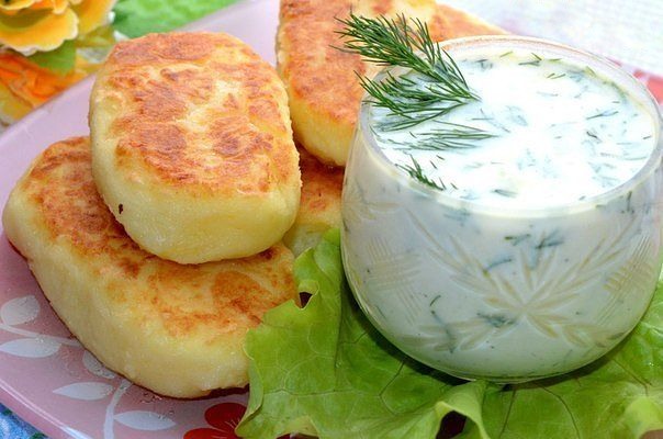 Cozinhando empanadas de batata com molho