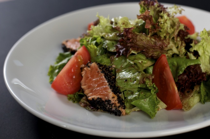 Como preparar salada com salmão e mozprella