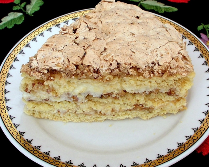 Como cozinhar um bolo com nozes e creme de baunilha