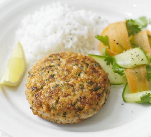 Costeletas de salmão com salada