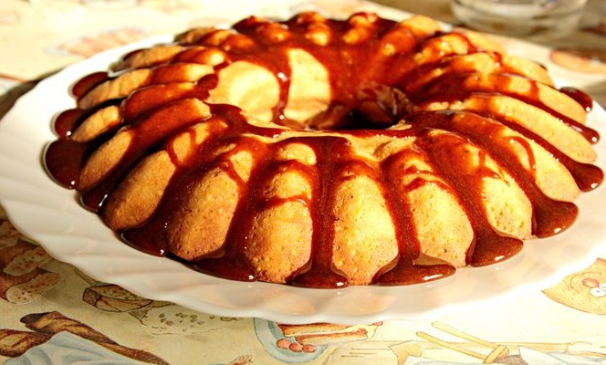 Torta com polenta e pistachios em iogurte