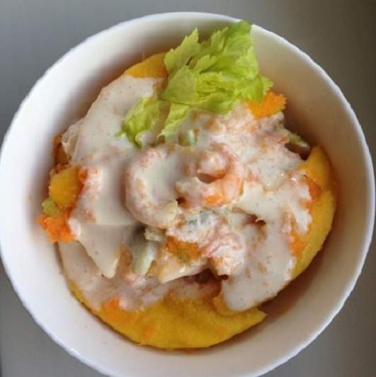 Salada com manga e camarão com molho de queijo