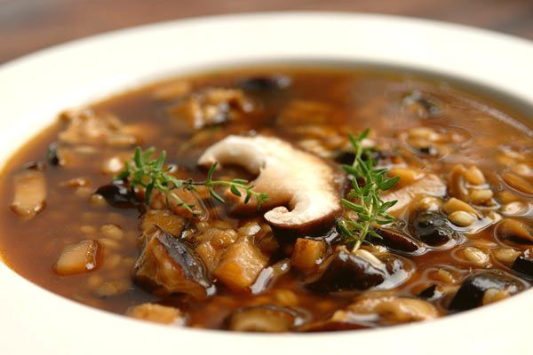 Sopa de primavera com cogumelos