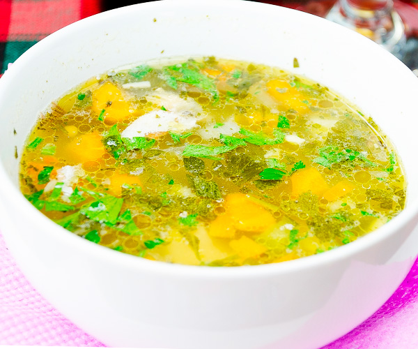 Sopa com frango em um multicrédito