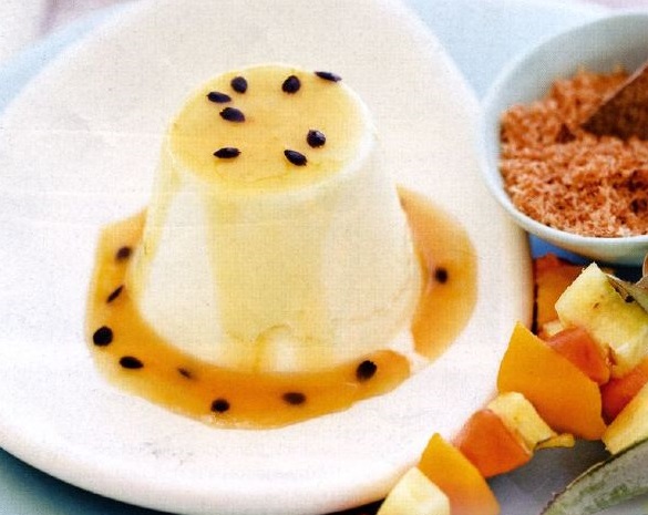 Tropical Panna Cotta com molho de maracujá