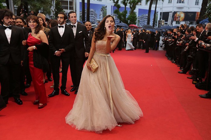 Como escolher um vestido de noite para sair no tapete vermelho