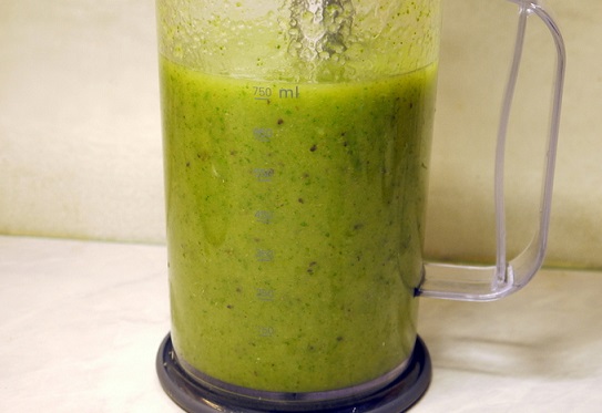 Smoothies com pepino e kiwi "veludo verde"