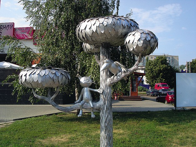 Monumento a um gatinho de desenho animado em Voronezh