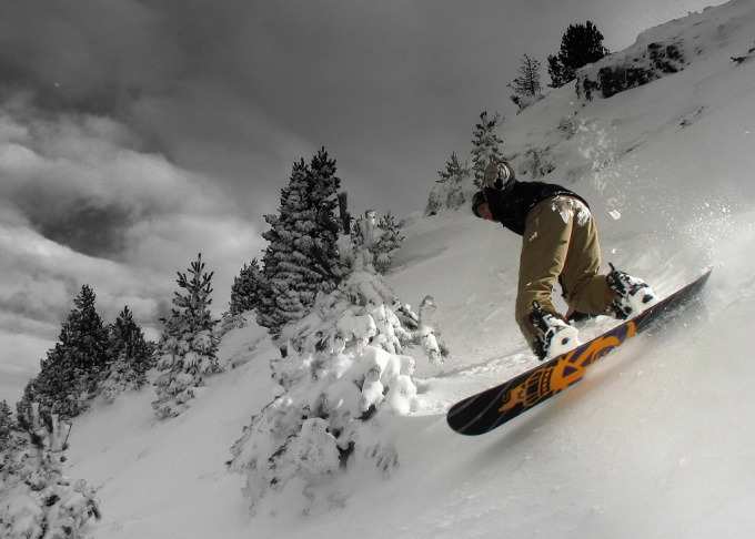 Corte em um snowboard nas encostas da montanha - um prazer em sua forma pura